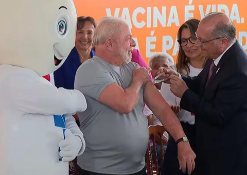 Com Zé Gotinha, Lula lança campanha e é vacinado contra covid por Alckmin