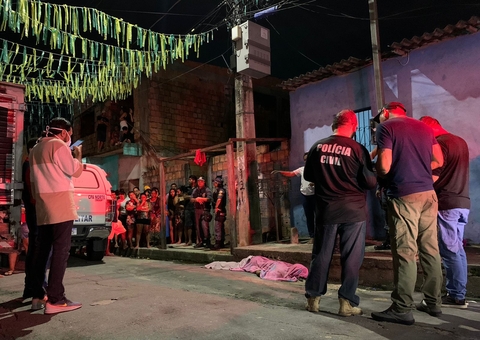 Amigos são baleados enquanto conversavam em calçada de Manaus; um morreu