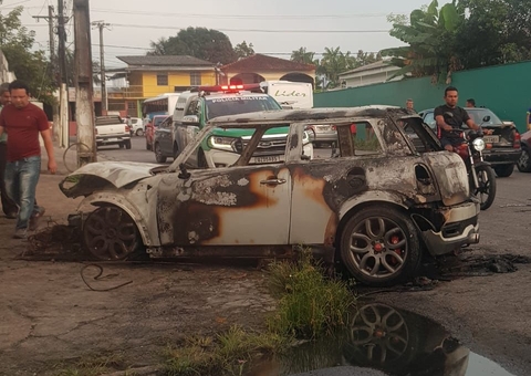 Carro pega fogo ao colidir com muro de delegacia após acidente em Manaus 