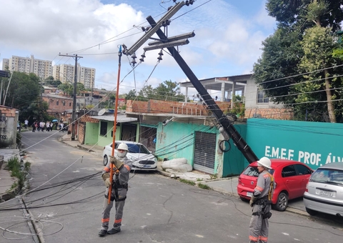 Postes desabam na frente de escola e deixam crianças ilhadas em Manaus