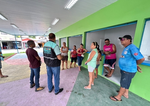 Comerciantes que trabalham com barracas em ruas ganham boxes em Manaus
