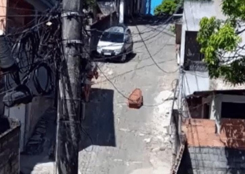 Caixão com corpo cai de carro funerário e fica jogado em ladeira
