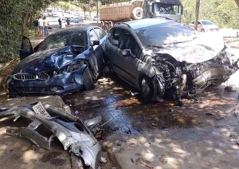 BMW e mais cinco carros ficam destruídos em grave acidente na Avenida do Turismo; vídeos