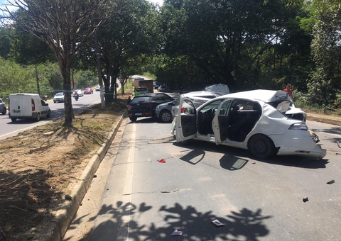 Veículo na contramão causou acidente envolvendo 6 carros e carreta na Avenida do Turismo