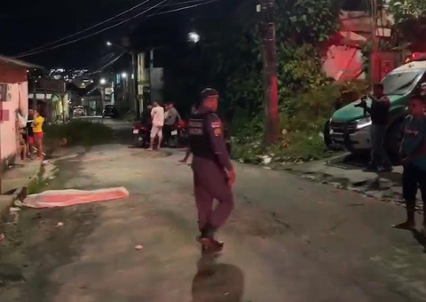 Criminosos matam homem a tiros e roubam motocicleta em rua de Manaus