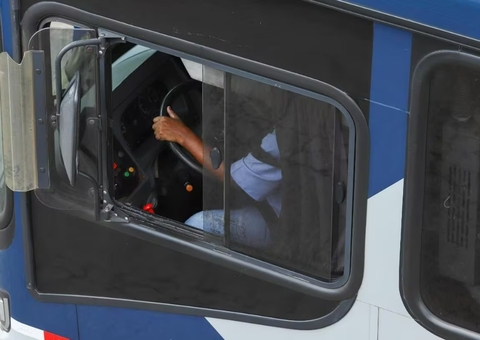 Homem é preso por furtar ônibus com passageiros para visitar a mãe