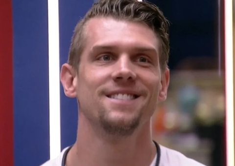 Ex-BBB Cristian faz harmonização facial com médico de Bruno Gaga; veja antes e depois