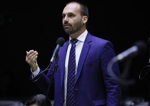 Eduardo critica gasolina a R$ 11,56, mas valor divulgado é de 2022, da gestão Bolsonaro