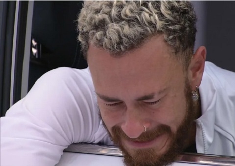 Fred comemora ao vencer disputa no quarto branco após mais de 18 horas; vídeo