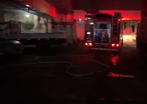 Carro pega fogo em estacionamento no Centro de Manaus