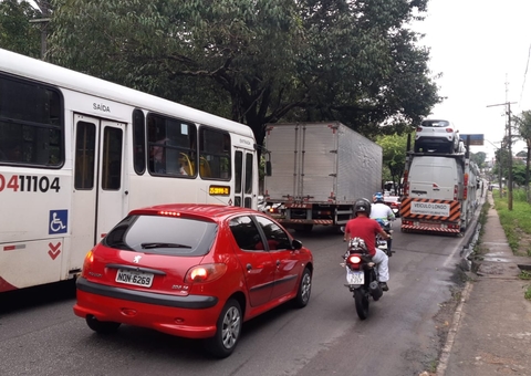 Pane em caminhão-cegonha causa fila quilométrica em avenida de Manaus