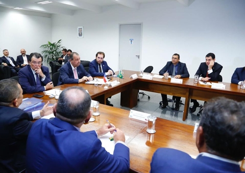 Omar lidera bancada em reunião com prefeitos sobre recuperação de rodovias federais no Amazonas