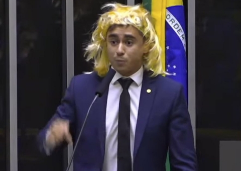 Com peruca, Nikolas Ferreira diz "se sentir mulher" em discurso transfóbico na Câmara; vídeo