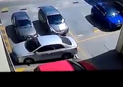 Vídeo mostra carros sendo engolidos por cratera em desabamento em shopping
