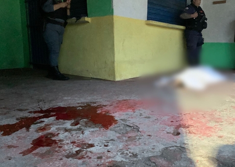 Jovem morre e mulher sobrevive após ser baleada na cabeça em bar de Manaus