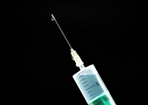Farmacêutico é preso após lamber glúteo de mulher durante injeção