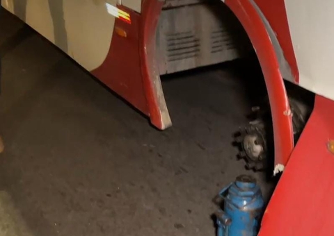 Roda de ônibus em movimento se solta em avenida em Manaus