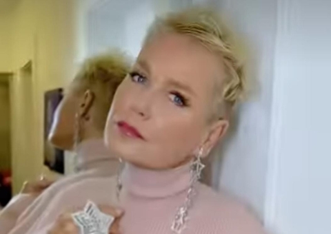Xuxa diz que passou por cirurgias plásticas sem seu consentimento: ‘me encheu de fibroses'