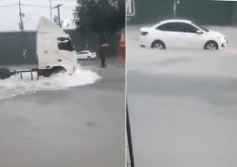 Trecho de avenida se transforma em rio durante temporal em Manaus; vídeo