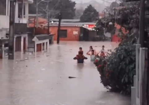 Moradores registram pontos de alagamentos em Manaus; Veja vídeos