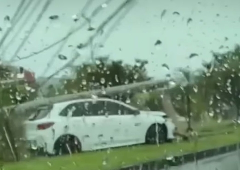 Carro desgovernado derruba poste durante forte chuva em Manaus 