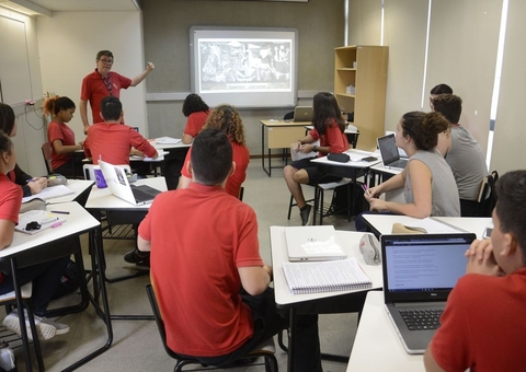 Especialistas pedem revogação do novo ensino médio