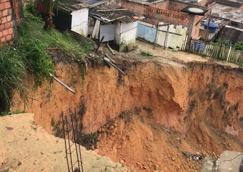 Força-tarefa atua para minimizar impactos causados por desbarrancamento em Manaus