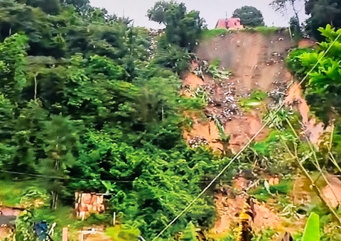 Buscas por sobreviventes seguem após deslizamento de barranco em Manaus