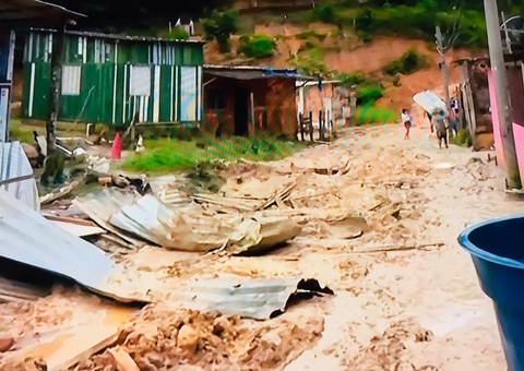 Famílias deixam casas após barranco deslizar no Jorge Teixeira, em Manaus 