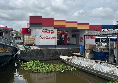 Postos de combustíveis flutuantes ilegais são fechados no Amazonas