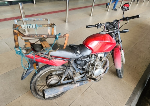 Drogado, homem invade Aeroporto de Manaus com moto roubada e acaba preso