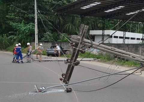 Motorista tenta desviar de poste caído em rua e acaba derrubando outros dois em Manaus