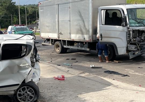 Acidente: Carro é atingido em cheio por caminhão em frente de escola em Manaus