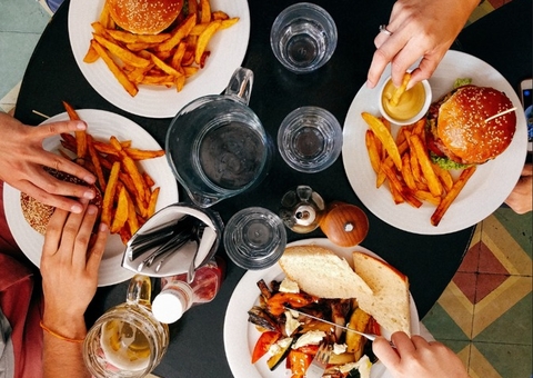 Estudo associa consumo de ultraprocessados a risco de desenvolver 25 tipos de câncer