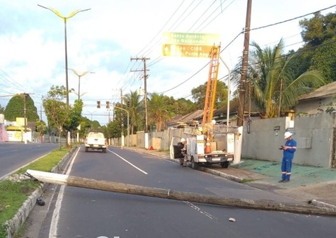 Poste de luz cai e deixa avenida interditada em Manaus 