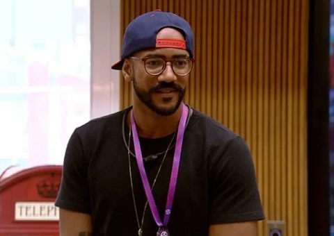 Ricardo muda visual acreditando que vai para o México e web não perdoa