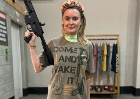 Deputada do partido de Bolsonaro nega que foto segurando arma seja recado para Lula