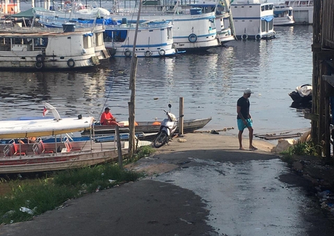 Homem morre após pular de um barco para o outro, bater a cabeça e cair no rio em Manaus