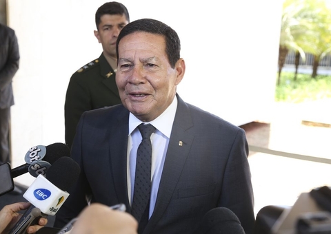Mourão revela ter recebido de presente apenas boné e sacola como vice-presidente