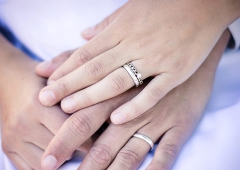 Mulheres descobrem ser casadas com o mesmo homem e surpreendem em decisão