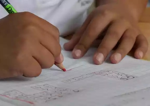 Menino de oito anos engana mãe e não acorda para ir à escola, e família chama a emergência