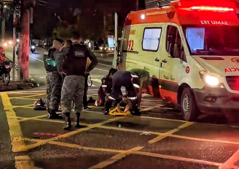 Mulher é hospitalizada após cair da garupa de motocicleta em Manaus