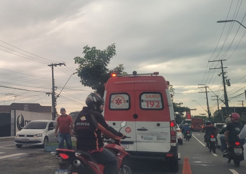 Acidente na avenida Efigênio Sales causa lentidão no trânsito em Manaus 