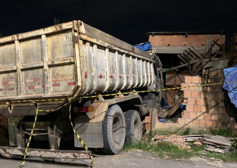 Acidente: Caçamba desgovernada invade casa e vítimas têm corpos perfurados em Manaus 