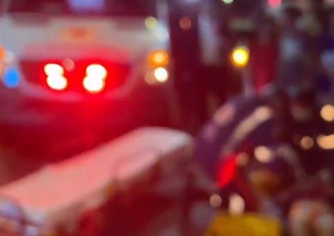 Motociclista foge após atropelar mulher na 'bola do produtor' em Manaus