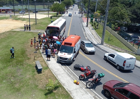 Acidente entre ônibus e duas motocicletas deixa homens gravemente feridos em Manaus