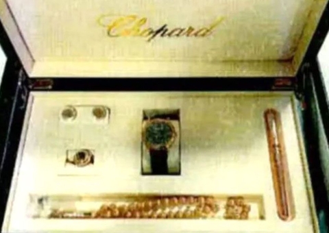 Bolsonaro devolve joias e armas presenteadas pelo governo saudita