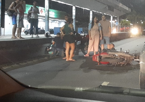 Motociclistas ficam feridos em acidente violento em Manaus