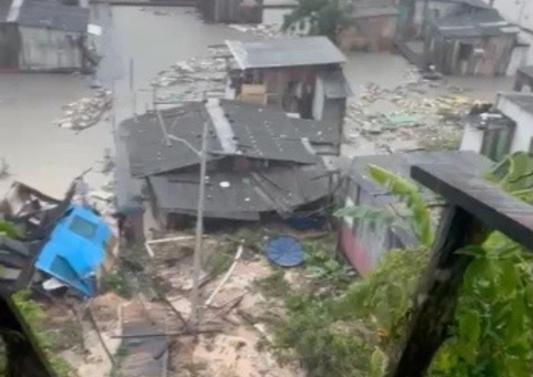 Casas na comunidade da Sharp são invadidas por lama durante temporal em Manaus
