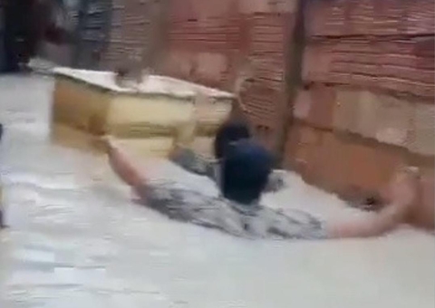 Com água até o pescoço, moradores resgatam bebê em caixa de isopor em Manaus